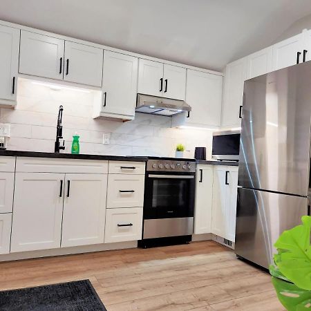 The Cozy Cove Modern King-Bedroom Full Apartment Sainte-Catherine Exterior foto