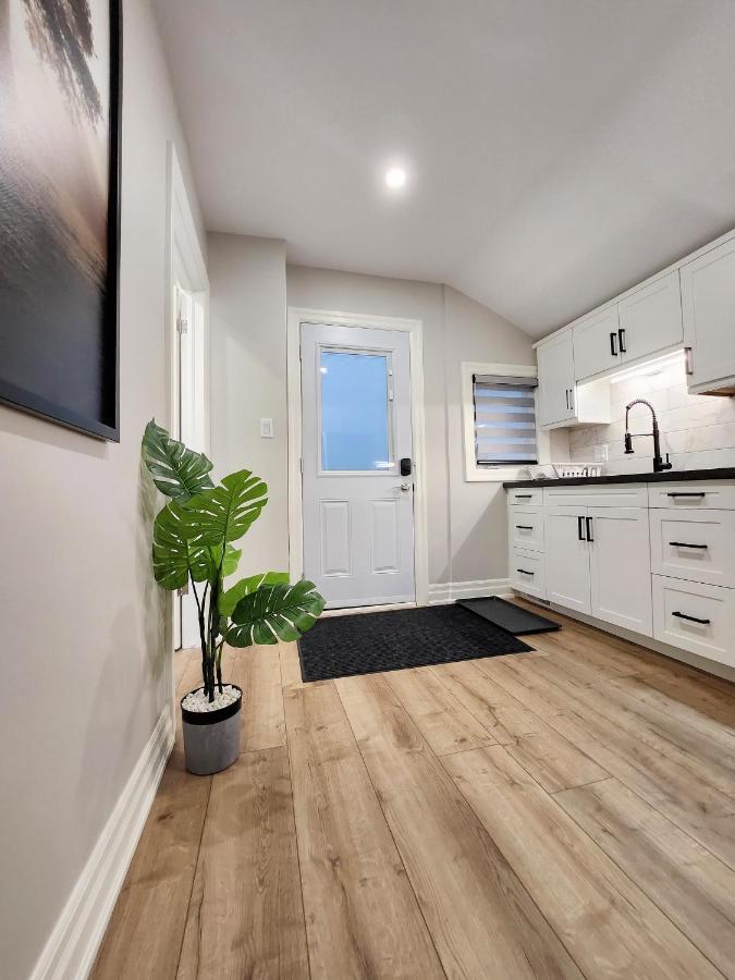 The Cozy Cove Modern King-Bedroom Full Apartment Sainte-Catherine Exterior foto
