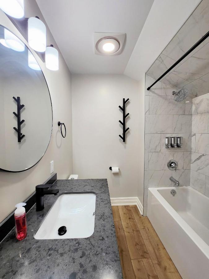 The Cozy Cove Modern King-Bedroom Full Apartment Sainte-Catherine Exterior foto
