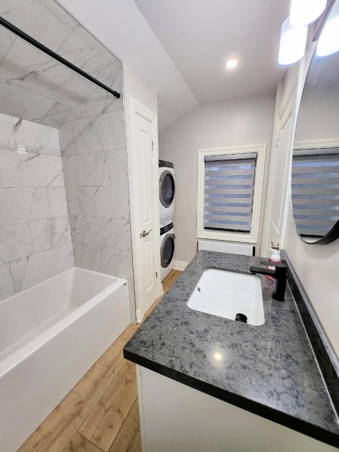 The Cozy Cove Modern King-Bedroom Full Apartment Sainte-Catherine Exterior foto